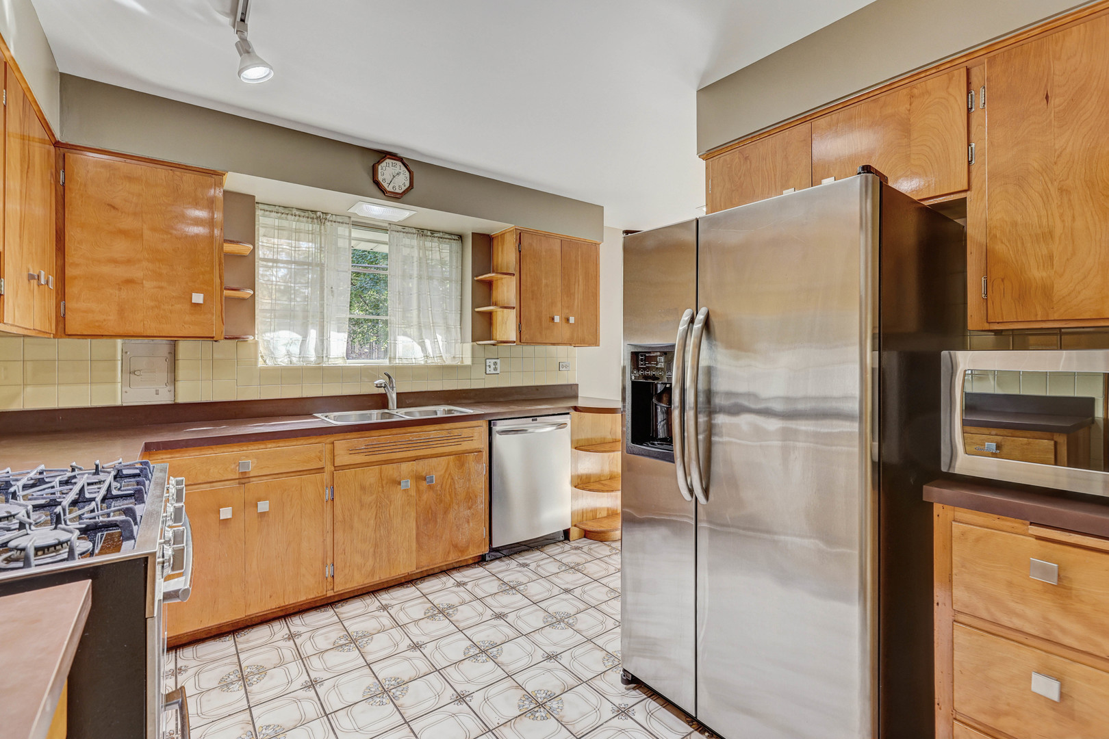 1401 Park Ridge Boulevard Park Ridge, IL 60068 - Photo 4 of 40 a kitchen with granite countertop a refrigerator and a sink