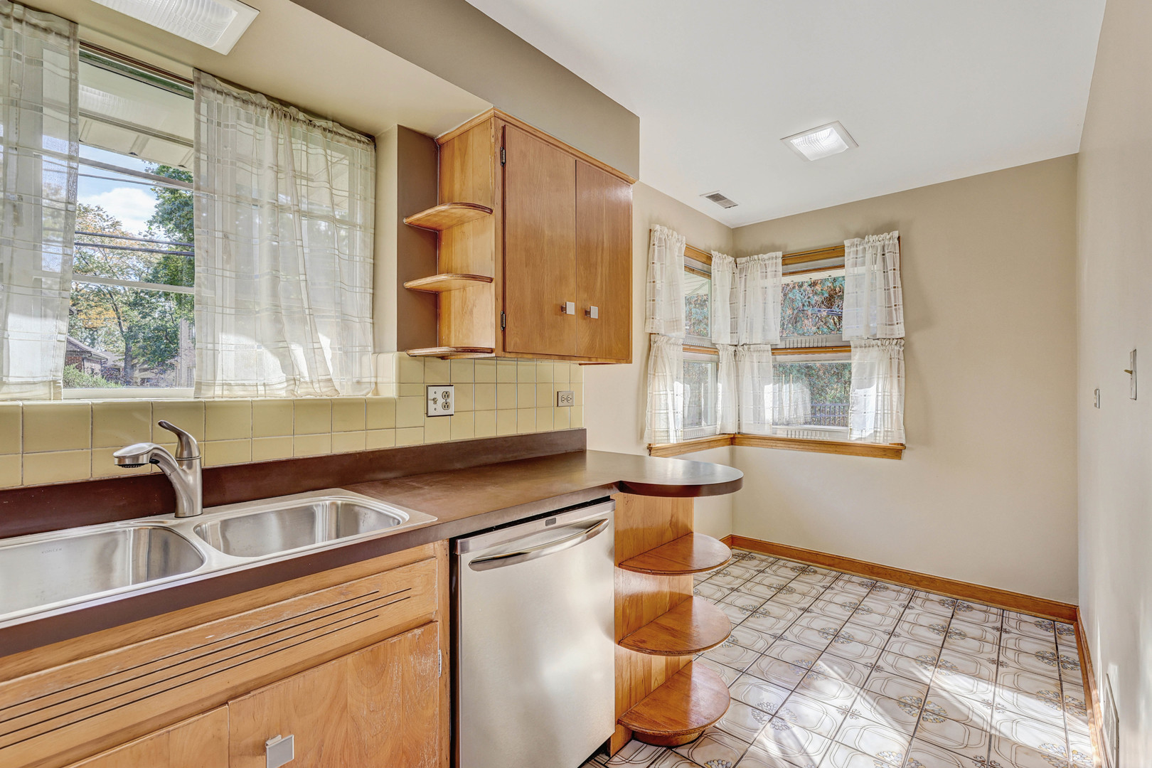 1401 Park Ridge Boulevard Park Ridge, IL 60068 - Photo 6 of 40 a kitchen with a sink and a window