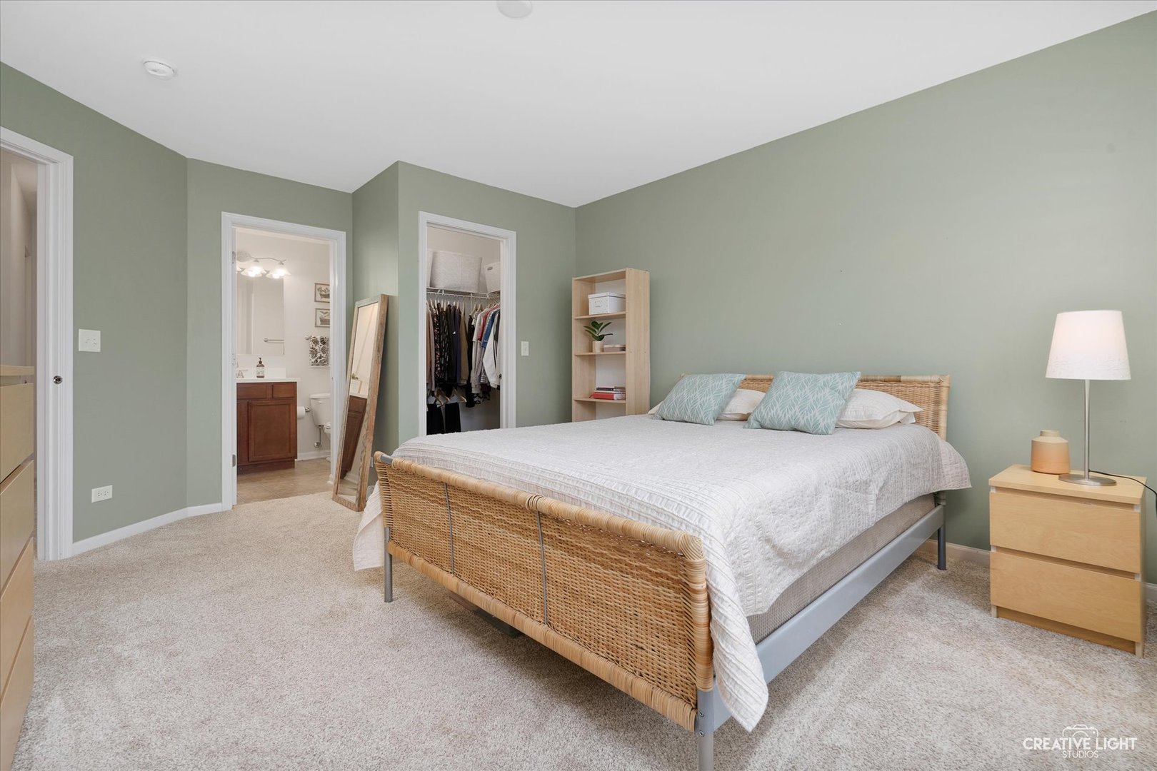 3426 Cameron Drive, Unit 3426 Elgin, IL 60124 - Photo 10 of 17 a spacious bedroom with a bed and a lamp