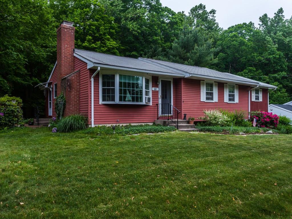 a view of front of a house with a yard