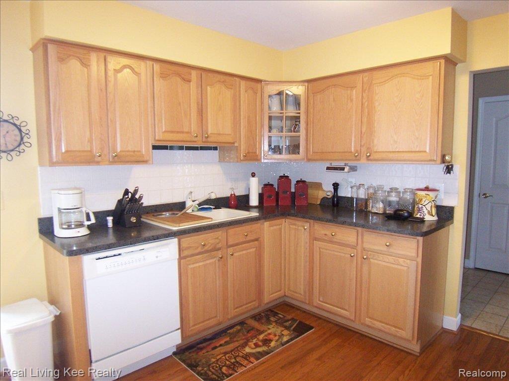 1899 Burning Bush Court, Unit 168 Rochester, MI 48309 - Photo 7 of 25 Maple Kit