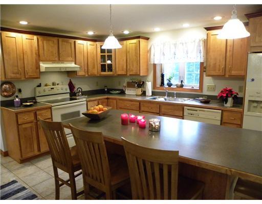 32 Vines Road Saco, ME 04072 - Photo 5 of 25 Kitchen.