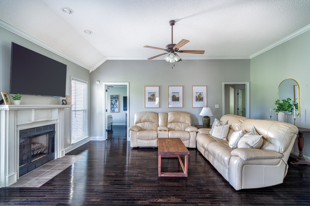 883 South Ridge Trail Clarksville, TN 37043 - Photo 14 of 42 Large living room with space for big comfy couches