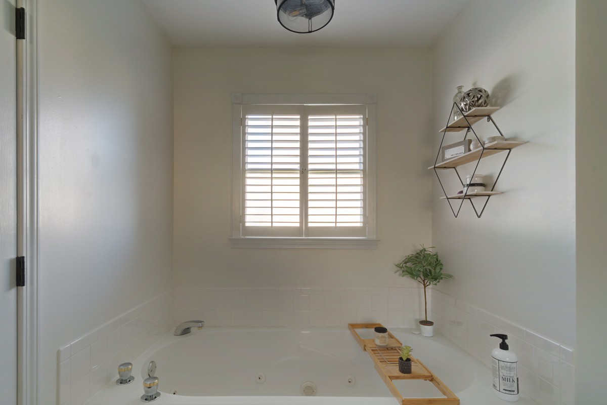 883 South Ridge Trail Clarksville, TN 37043 - Photo 20 of 42 Large soaking tub with jets