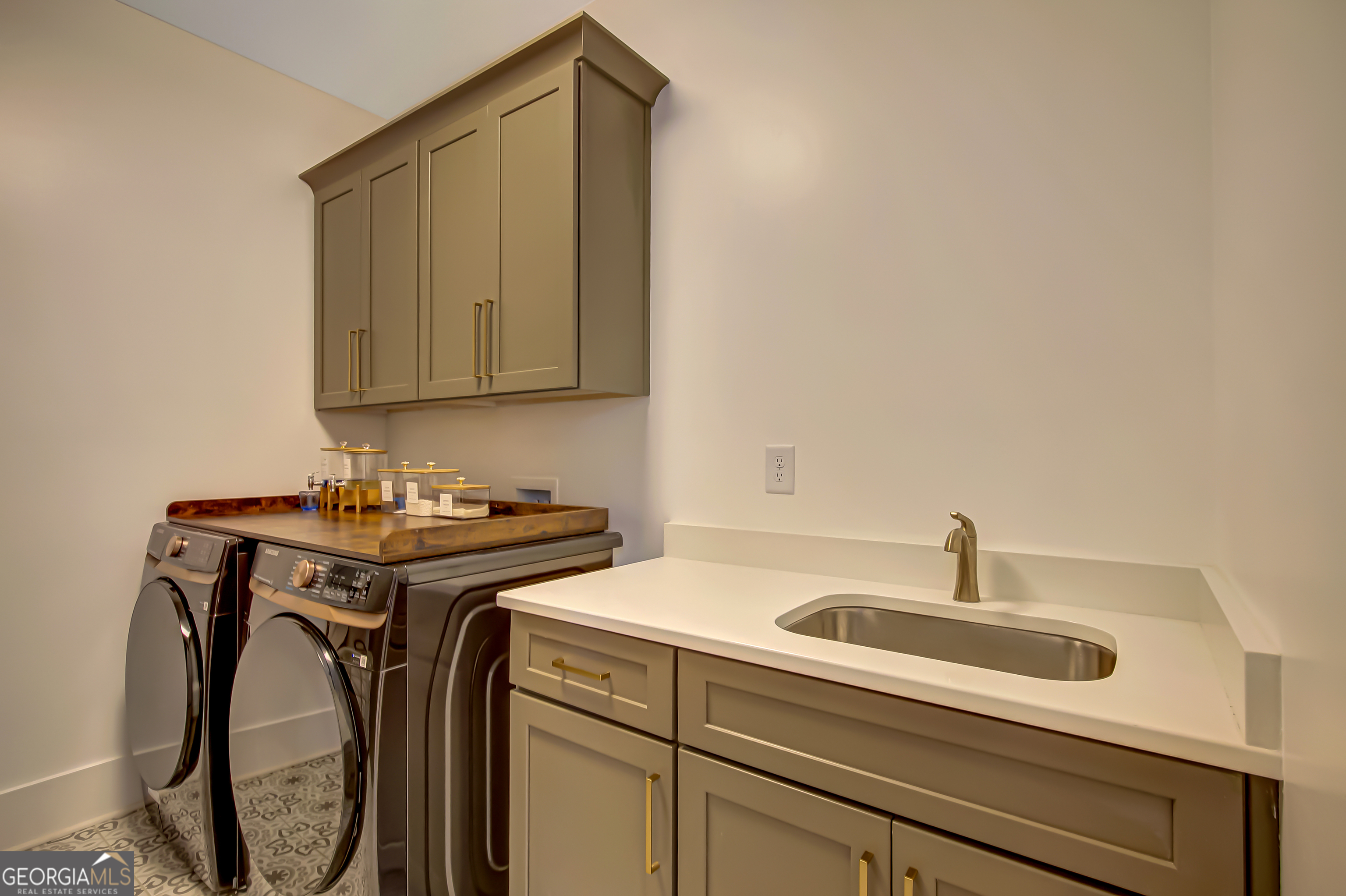 140 South Alexander Creek Road Newnan, GA 30263 - Photo 41 of 67 a utility room with dryer and washer