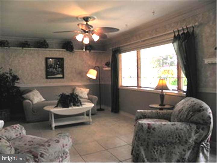 679 Locust Road Warminster, PA 18974 - Photo 7 of 25 Living Room