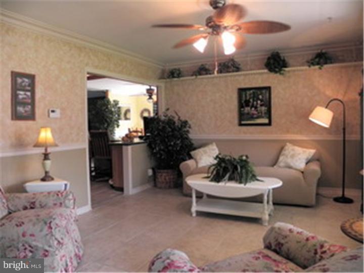 679 Locust Road Warminster, PA 18974 - Photo 8 of 25 Living Room