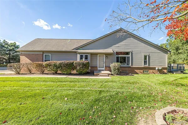 $235,000 | 34438 Manor Run Circle, Unit 36, Sterling Heights, MI 48312