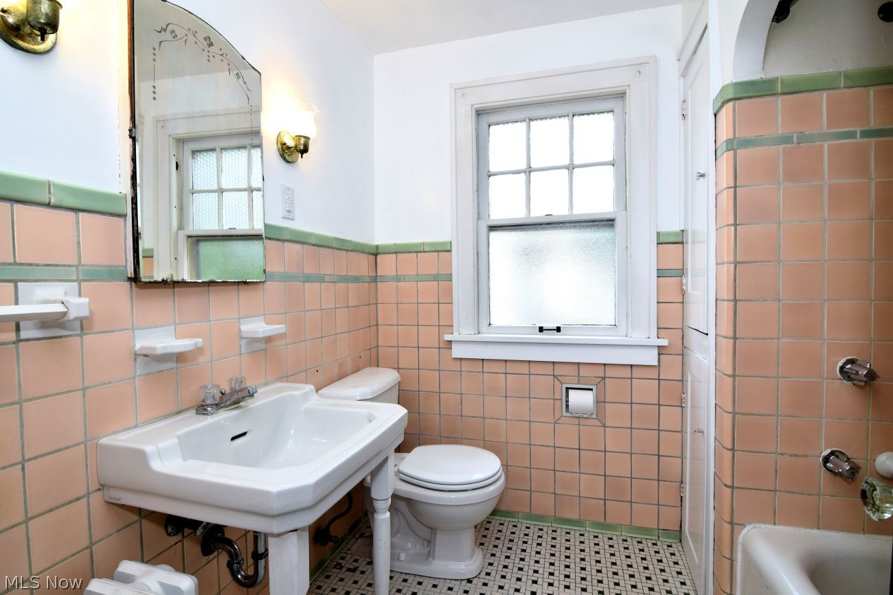 3549 Cedarbrook Road University Heights, OH 44118 - Photo 24 of 47 Full Vintage Bath