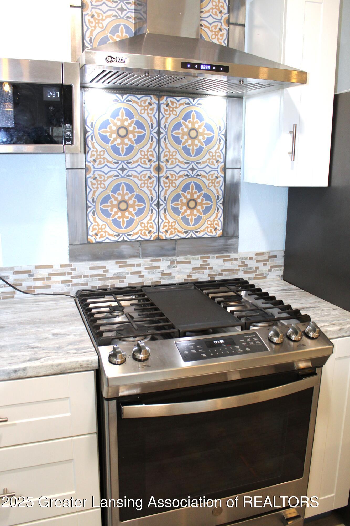 3922 Hunters Ridge Drive, Unit 3 Lansing, MI 48911 - Photo 8 of 44 GE GAS RANGE/CONVECTION