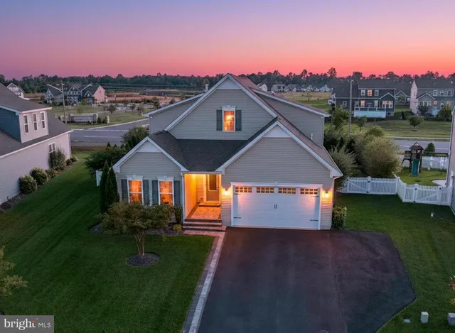 a view of a back yard of the house and green space