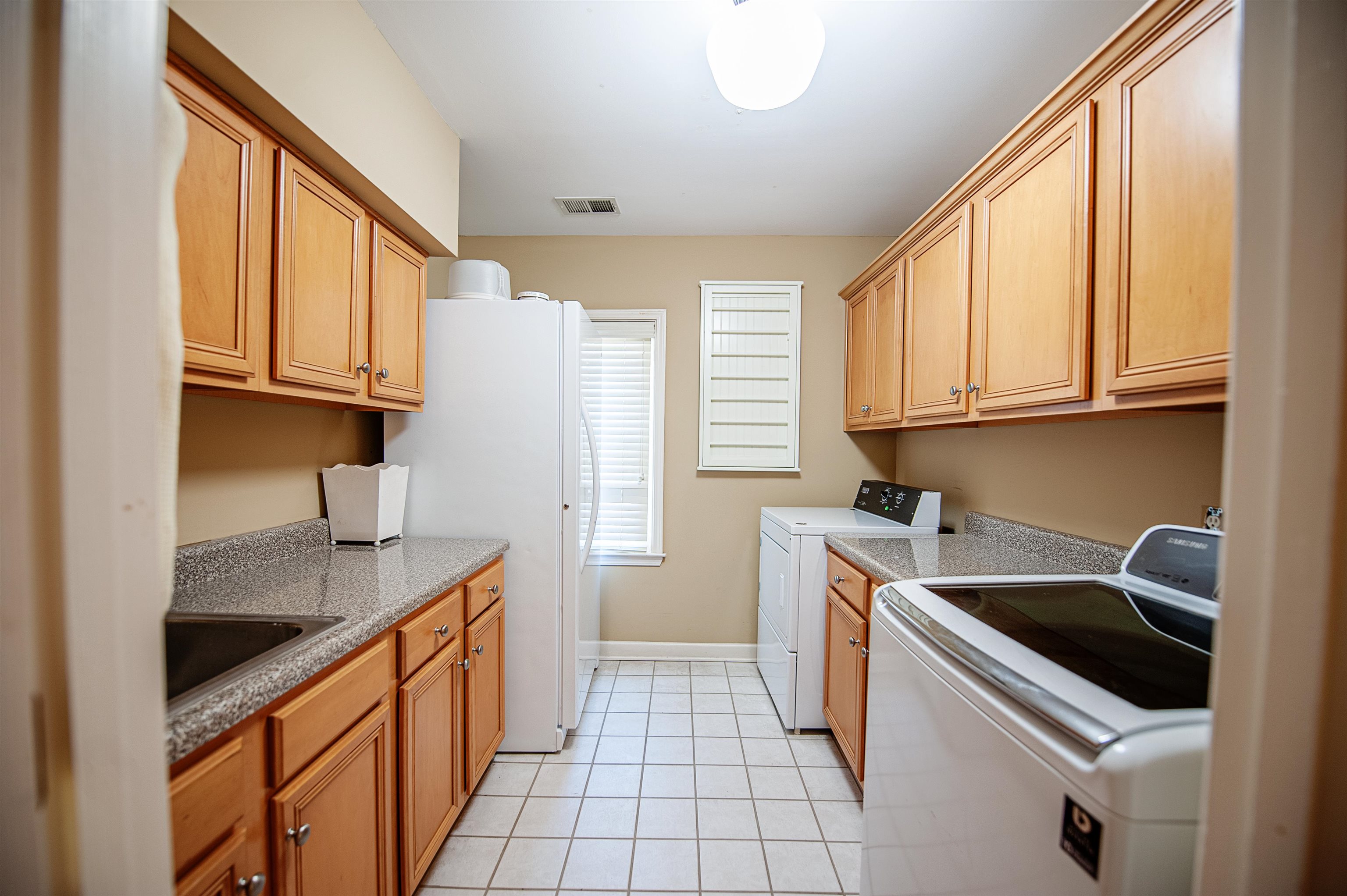 5431 South Angela Road Memphis, TN 38120 - Photo 15 of 25 a kitchen with a sink stove and cabinets