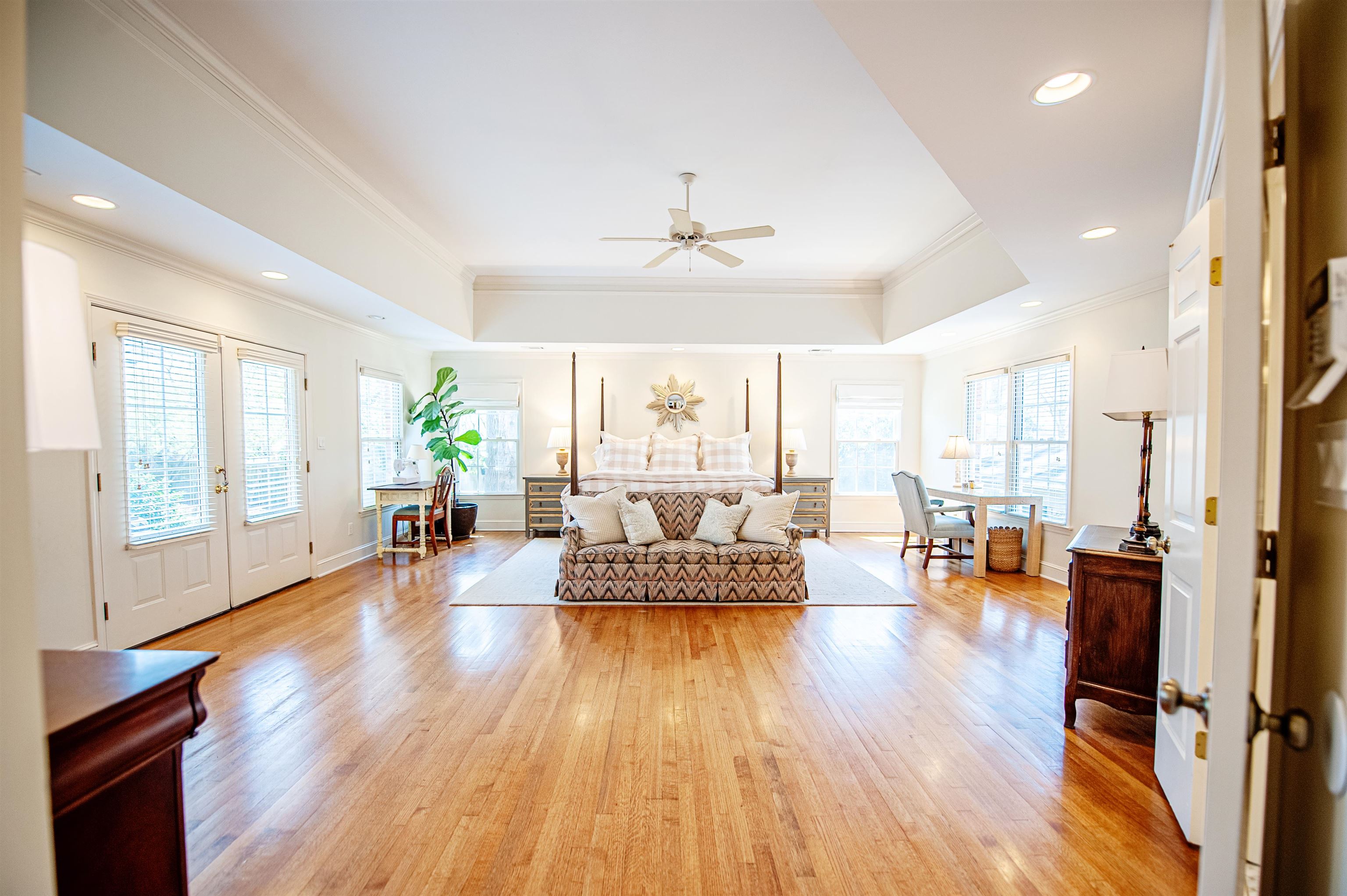 5431 South Angela Road Memphis, TN 38120 - Photo 10 of 25 a living room with furniture and a large window
