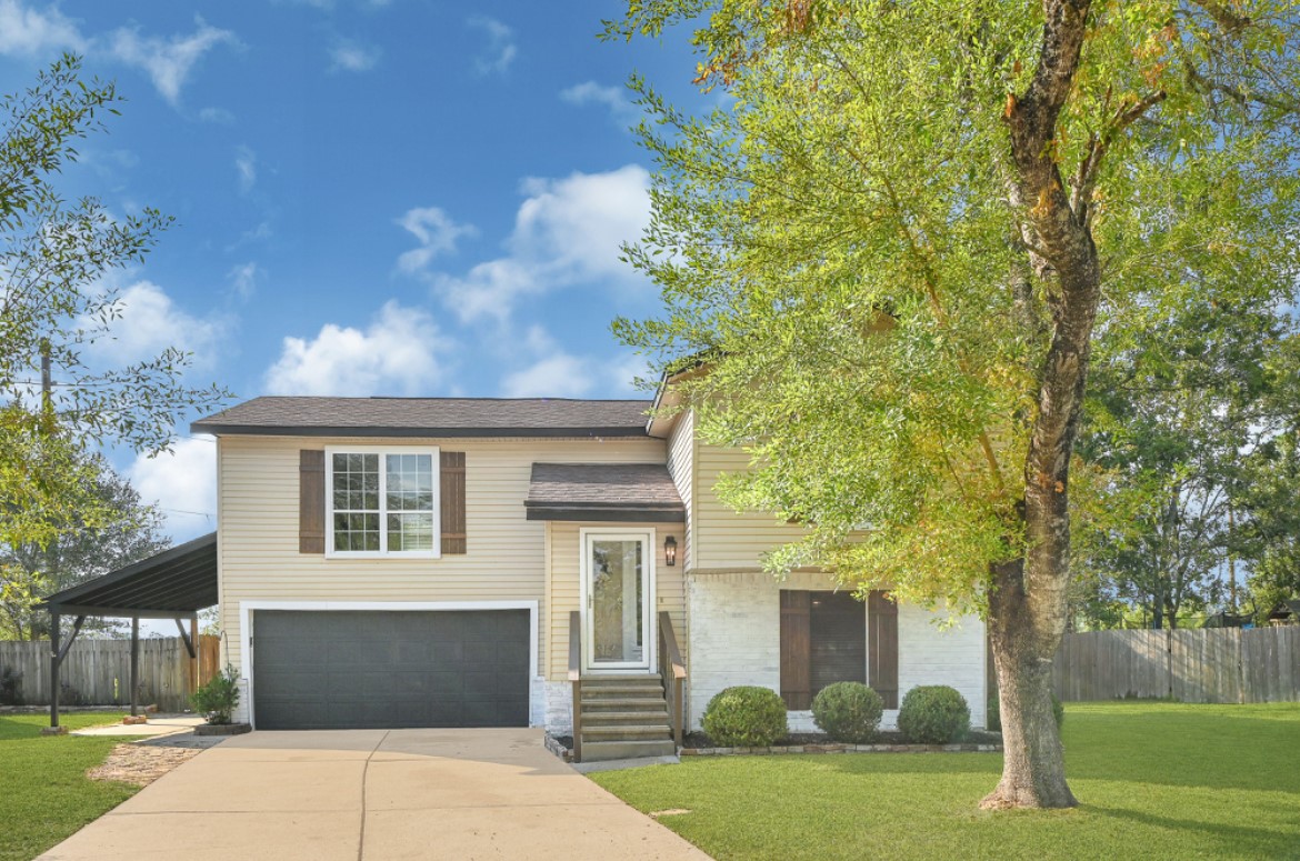 3403 Dryburgh Court Huffman, TX 77336 - Photo 2 of 18 a front view of a house with garden