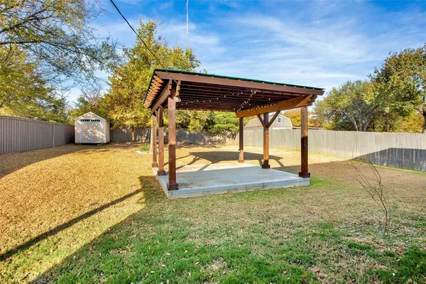a view of a backyard