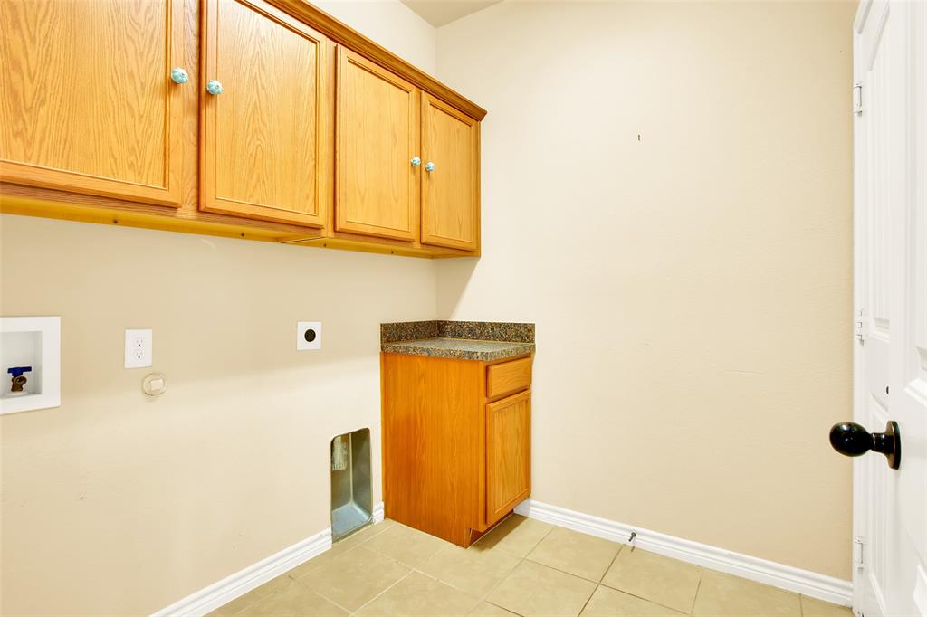 4813 Pinnacle Place Denison, TX 75021 - Photo 27 of 28 a bathroom with a sink