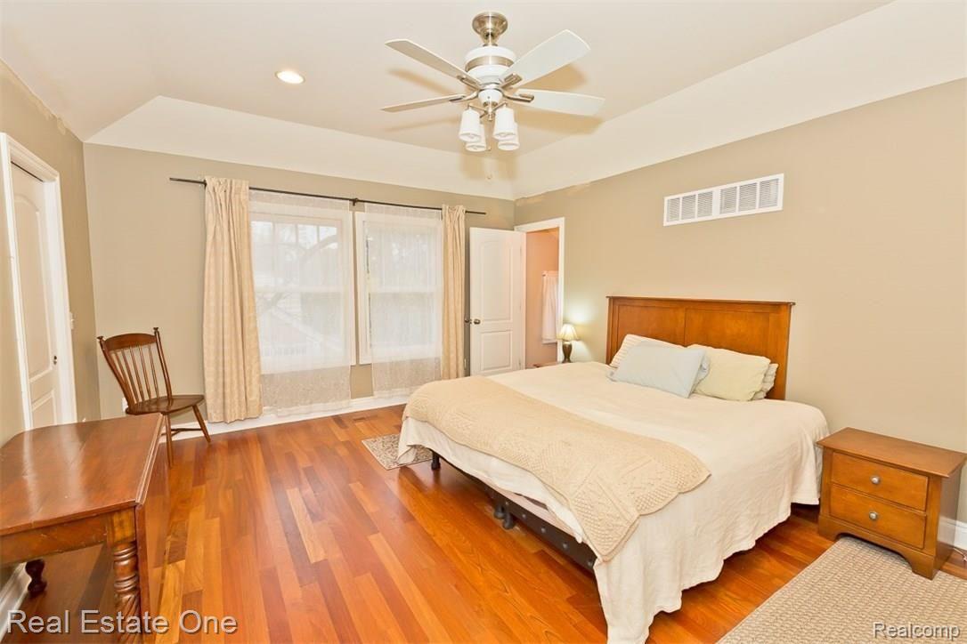 51 Cherokee Road Pontiac, MI 48341 - Photo 22 of 32 large mas bed w/9' tray ceiling