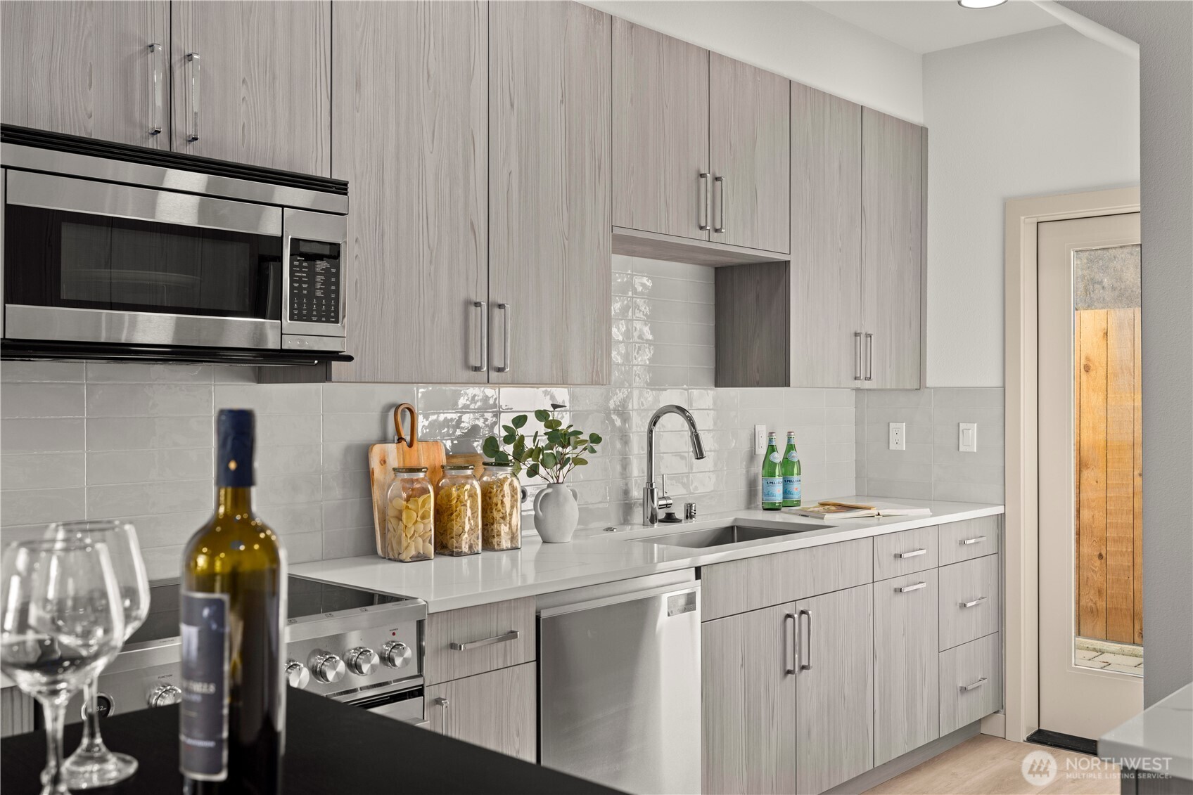 3607 Linden Avenue North Seattle, WA 98103 - Photo 12 of 29