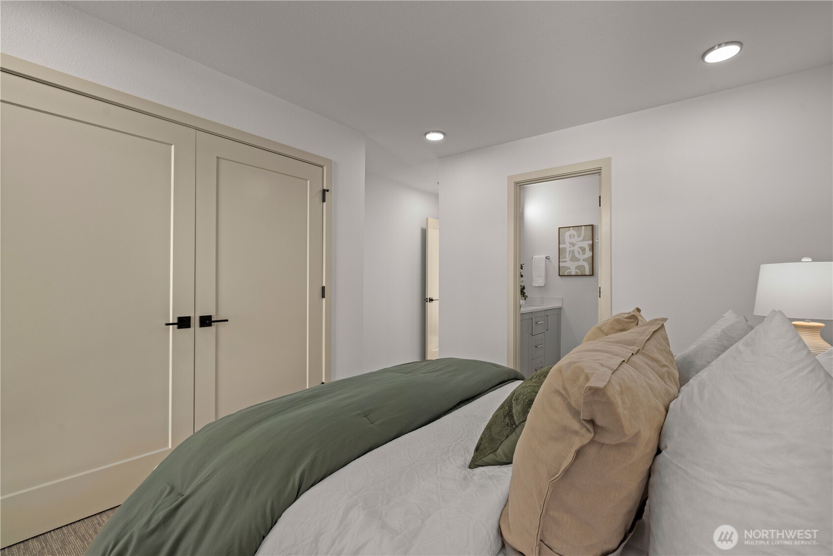 3607 Linden Avenue North Seattle, WA 98103 - Photo 15 of 29