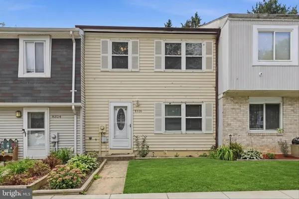 a view of front of a house with a yard