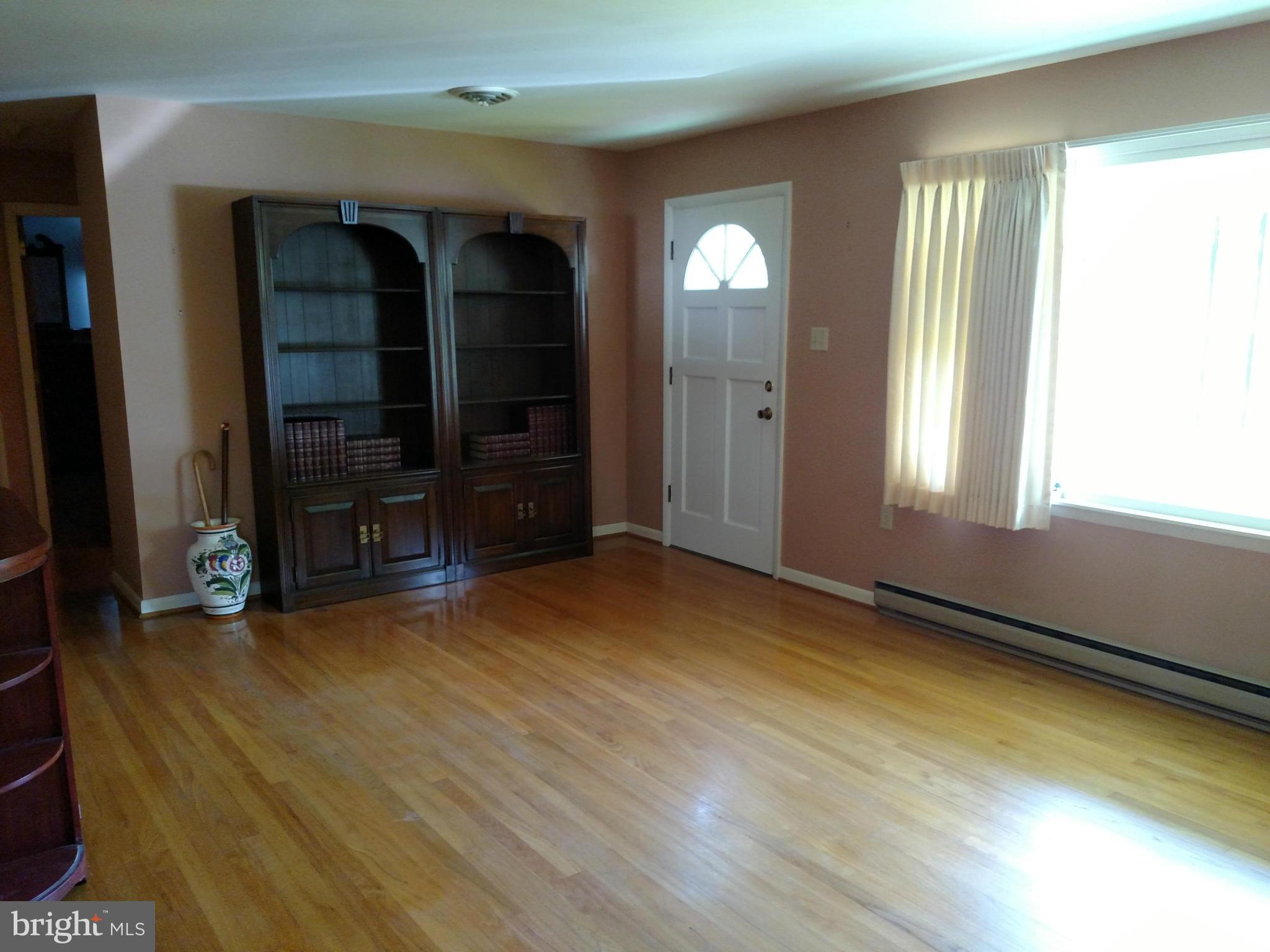 7956 McKaig Road Frederick, MD 21701 - Photo 6 of 18 Living Room