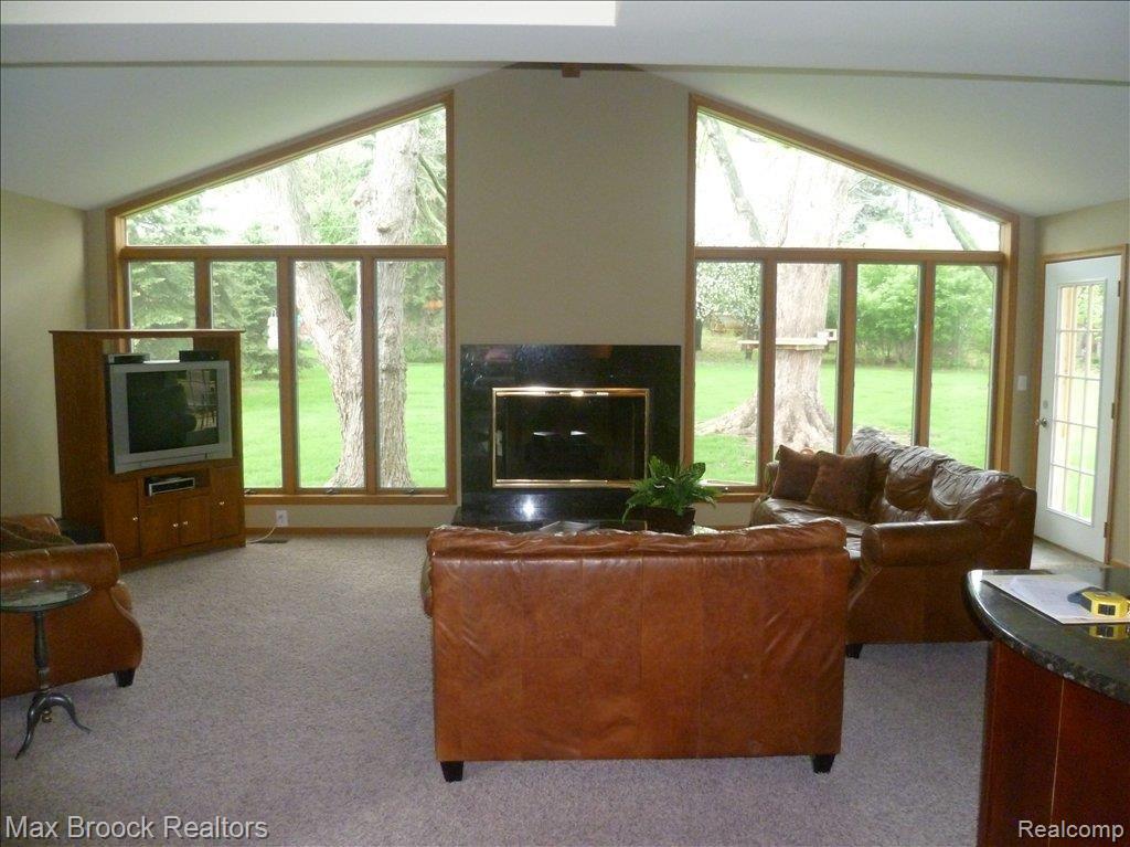 2210 Munster Road Rochester, MI 48309 - Photo 9 of 23 Munster Great Room
