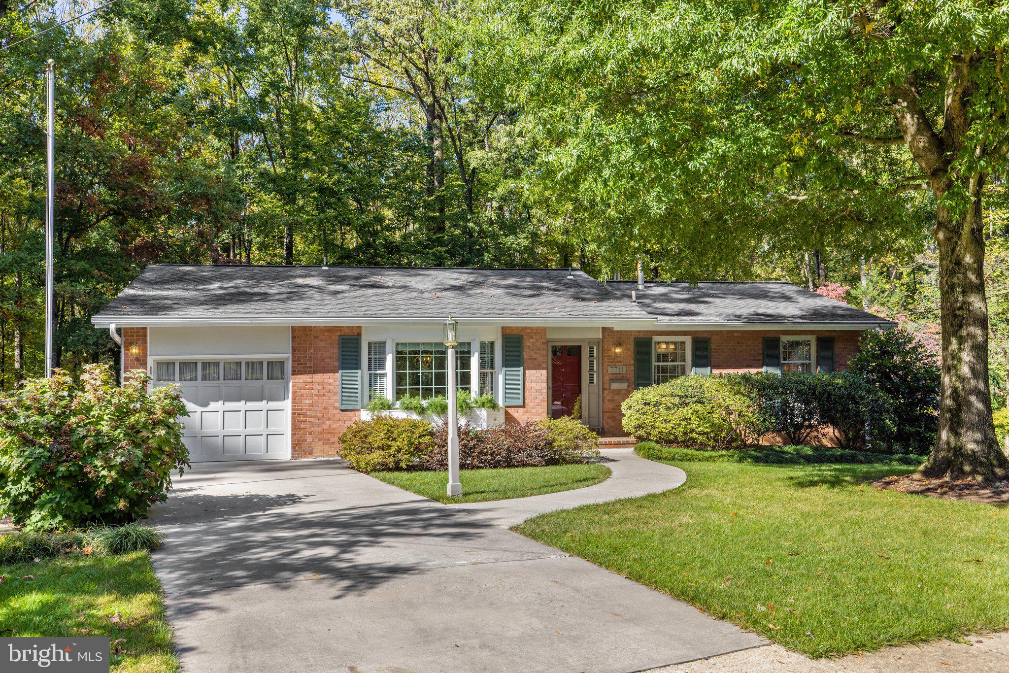 Lovely 2-Lvl Rambler backing to Lake Accotink