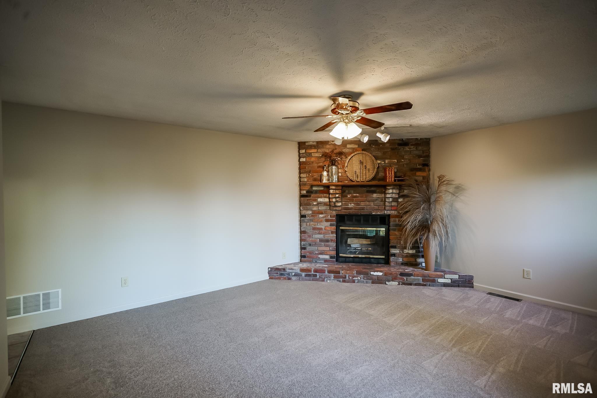 826 South Maxwell Road Peoria, IL 61607 - Photo 14 of 57