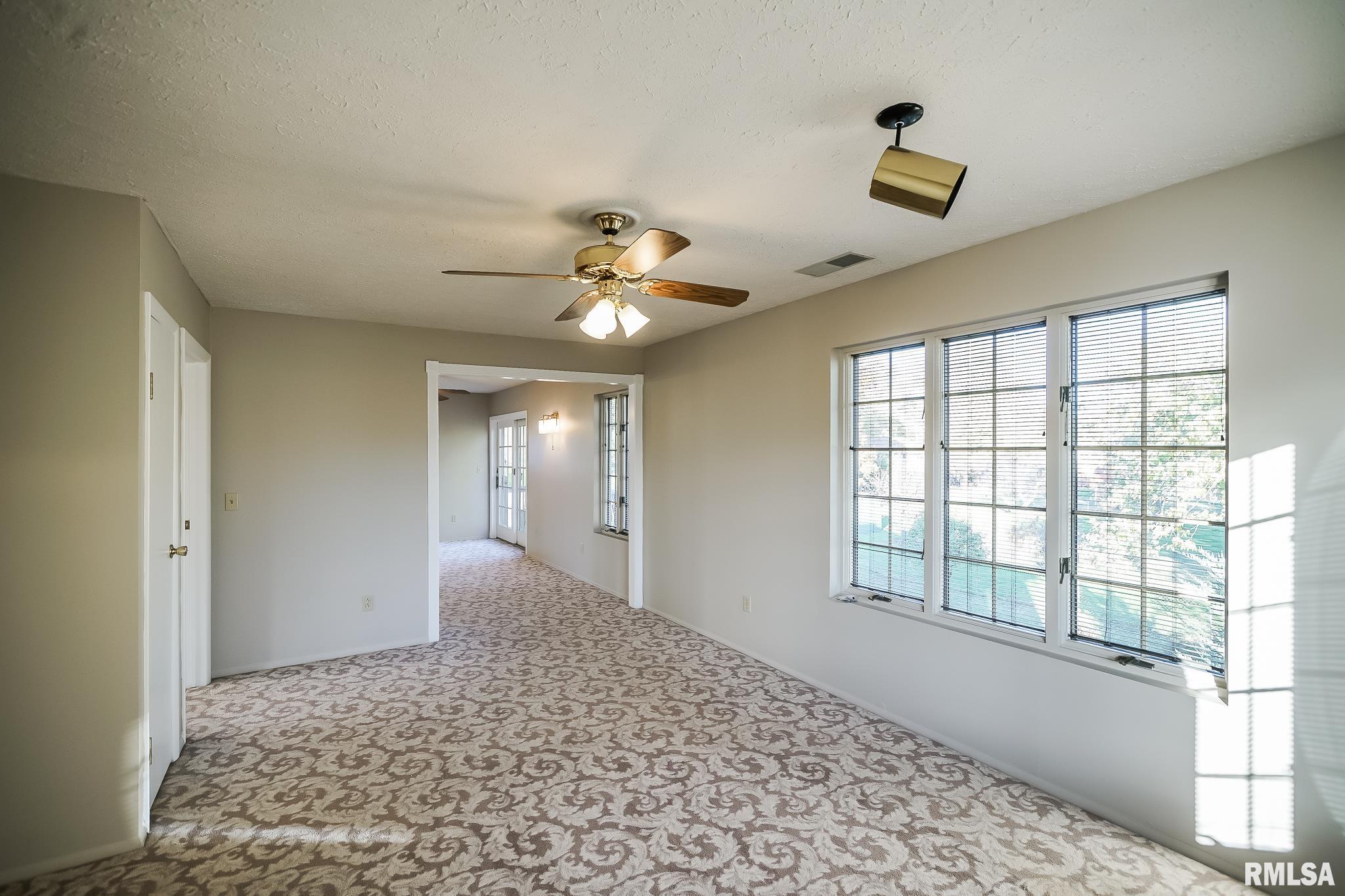 826 South Maxwell Road Peoria, IL 61607 - Photo 32 of 57