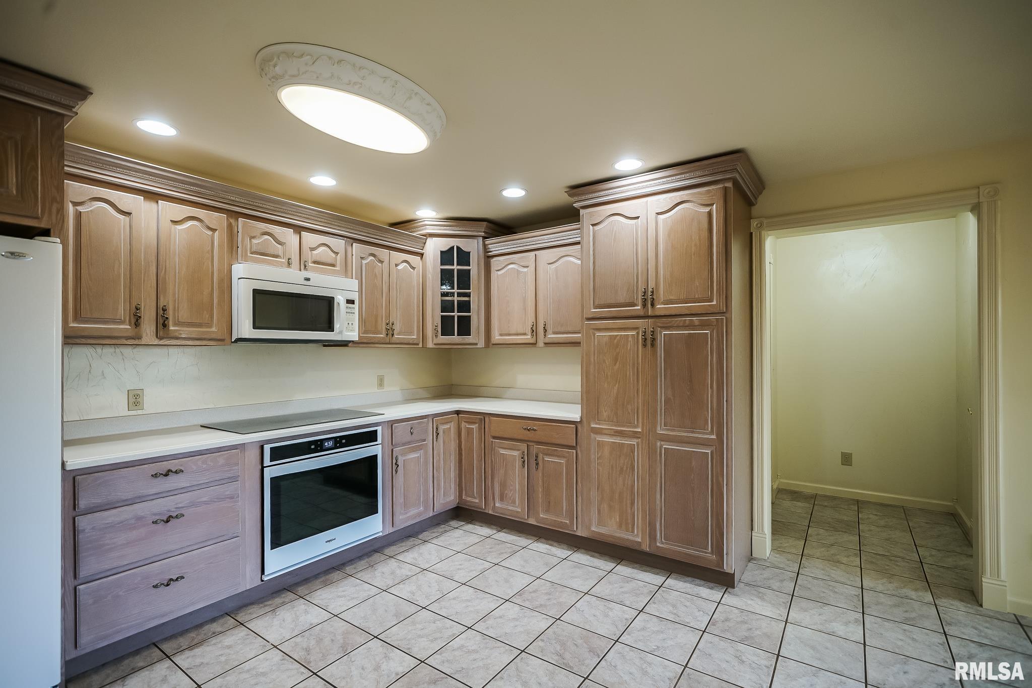 826 South Maxwell Road Peoria, IL 61607 - Photo 5 of 57