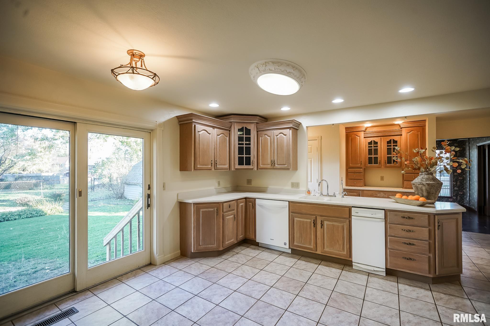 826 South Maxwell Road Peoria, IL 61607 - Photo 6 of 57