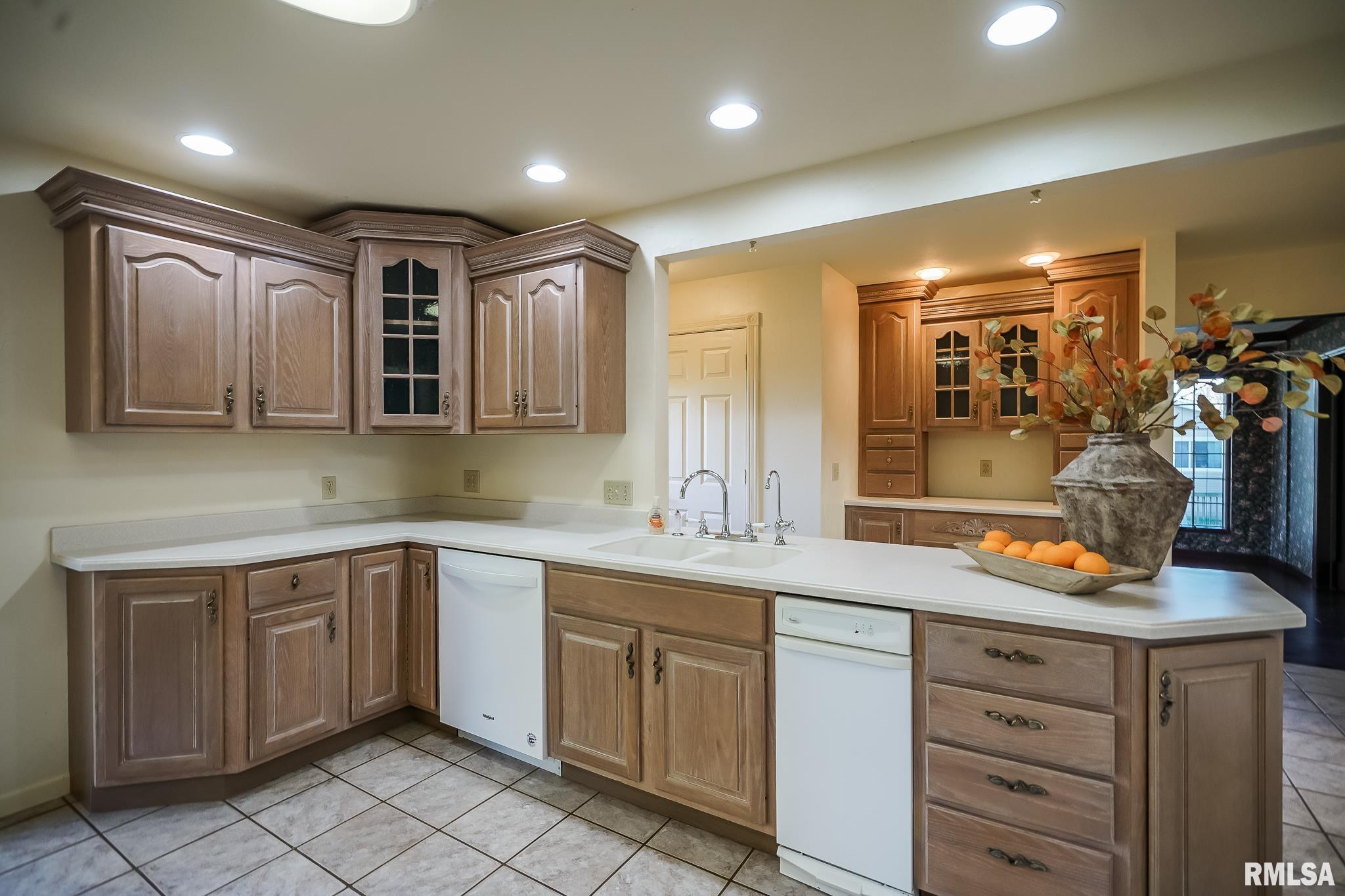 826 South Maxwell Road Peoria, IL 61607 - Photo 10 of 57