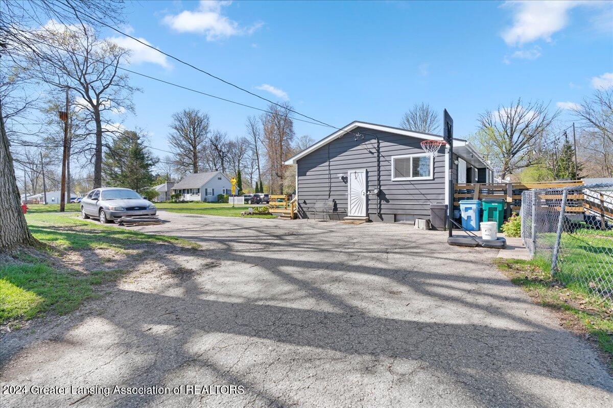 6539 Hilliard Road Lansing, MI 48911 - Photo 6 of 34 04-Media Jett - 26