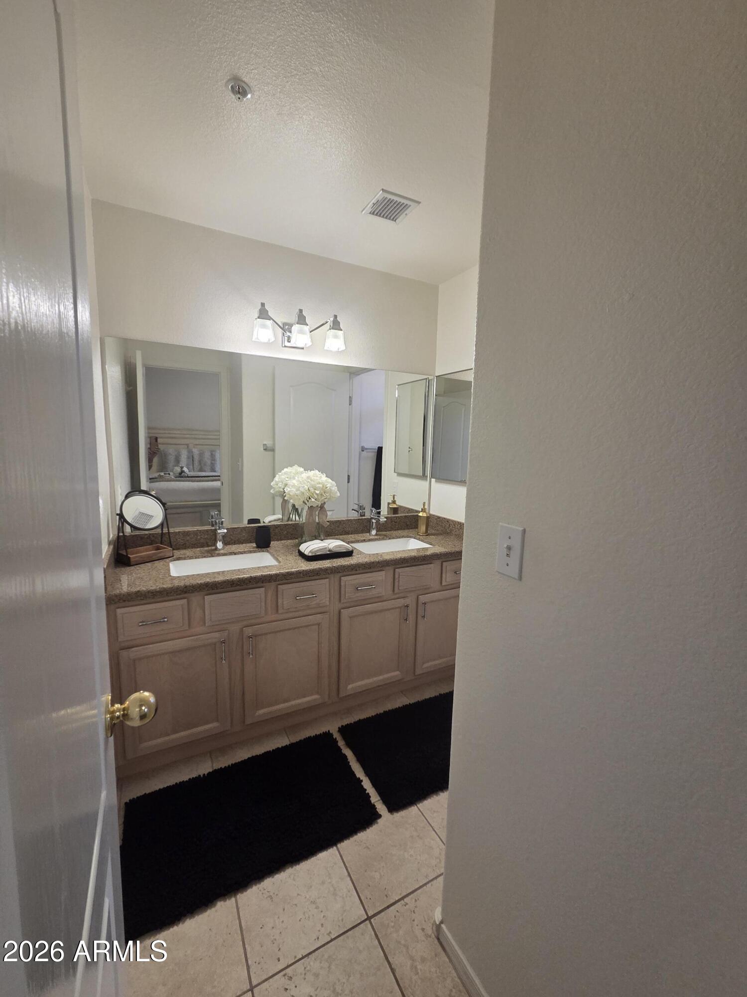 9151 West Greenway Road, Unit 182 Peoria, AZ 85381 - Photo 8 of 22 Primary bath