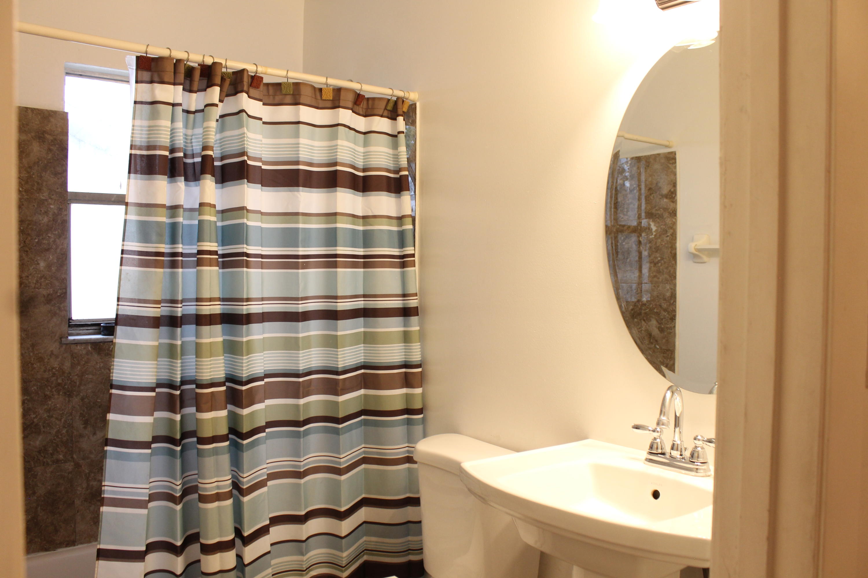 3211 Hammersmith Road Orlando, FL 32818 - Photo 12 of 16 Guest Bathroom