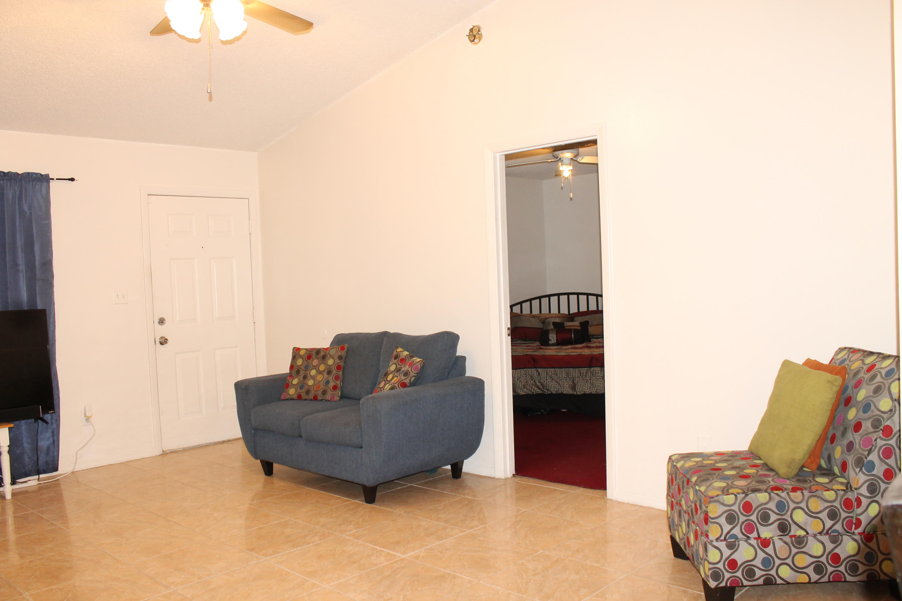 3211 Hammersmith Road Orlando, FL 32818 - Photo 3 of 16 Living Room