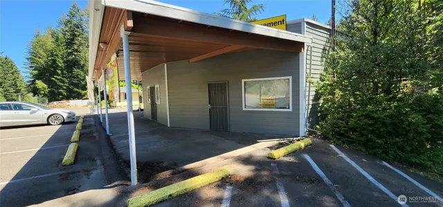 a view of a house with backyard and sitting area