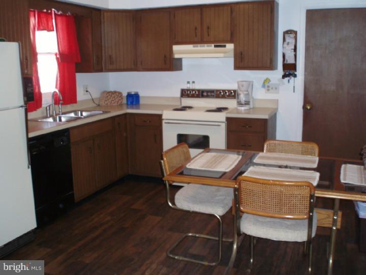 81 Butternut Court Sinking Spring, PA 19608 - Photo 4 of 16 Kitchen