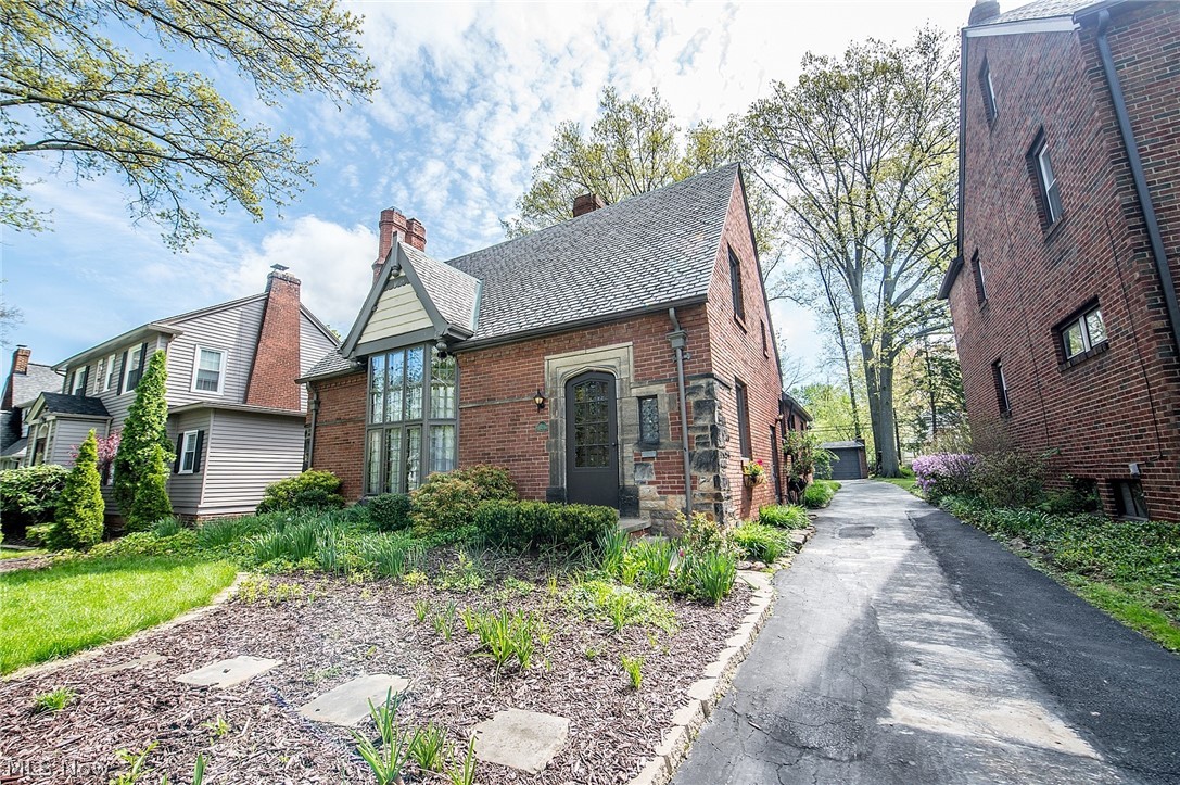 971 Englewood Road Cleveland Heights, OH 44121 - Photo 2 of 31
