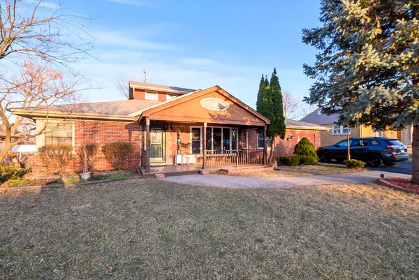 $359,900 | 14725 Laramie Avenue, Oak Forest, IL 60452