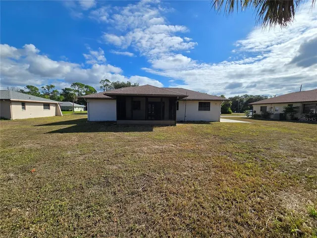 a view of a house with a yard