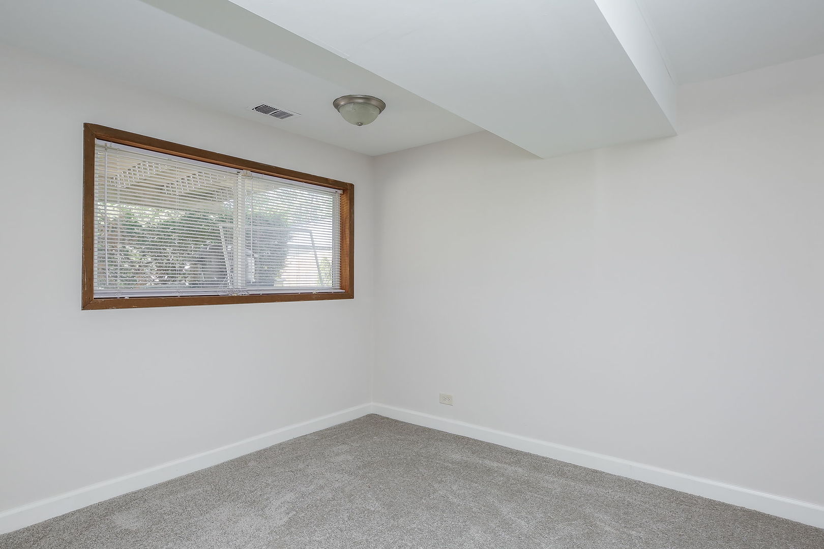 458 White Pine Road Buffalo Grove, IL 60089 - Photo 18 of 25 an empty room with a window