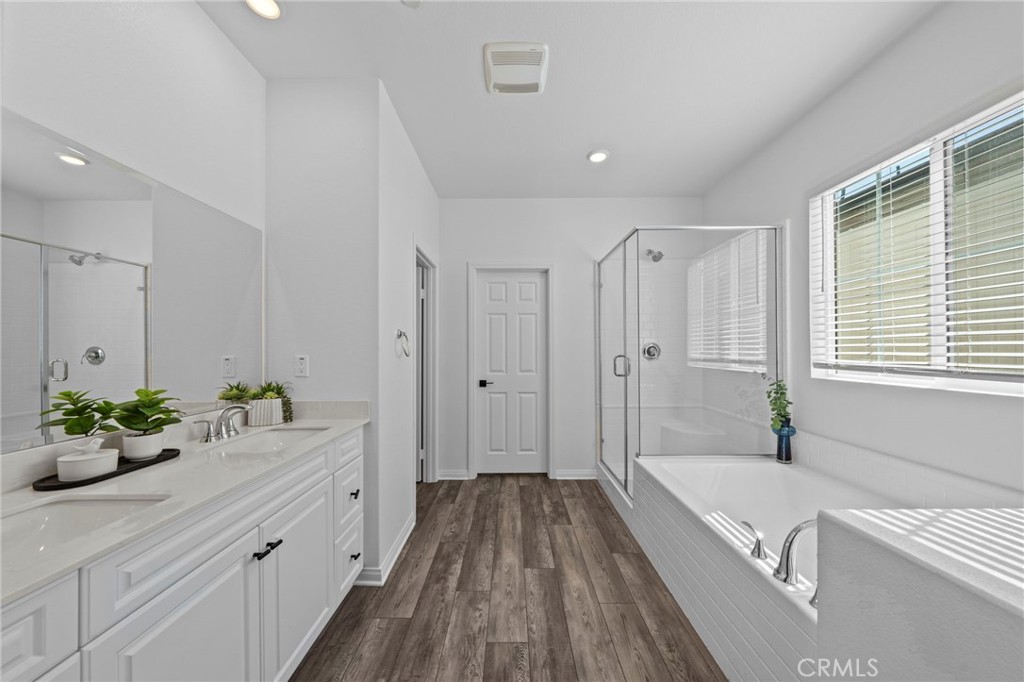 45123 Quicksilver Road Lake Elsinore, CA 92532 - Photo 25 of 42 Primary Bathroom