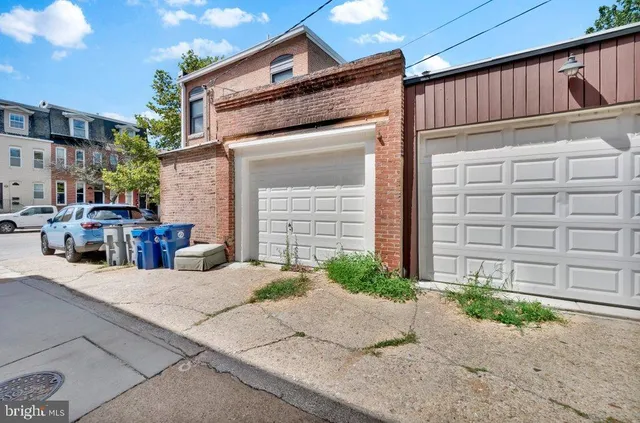 a view of a backyard with pathway