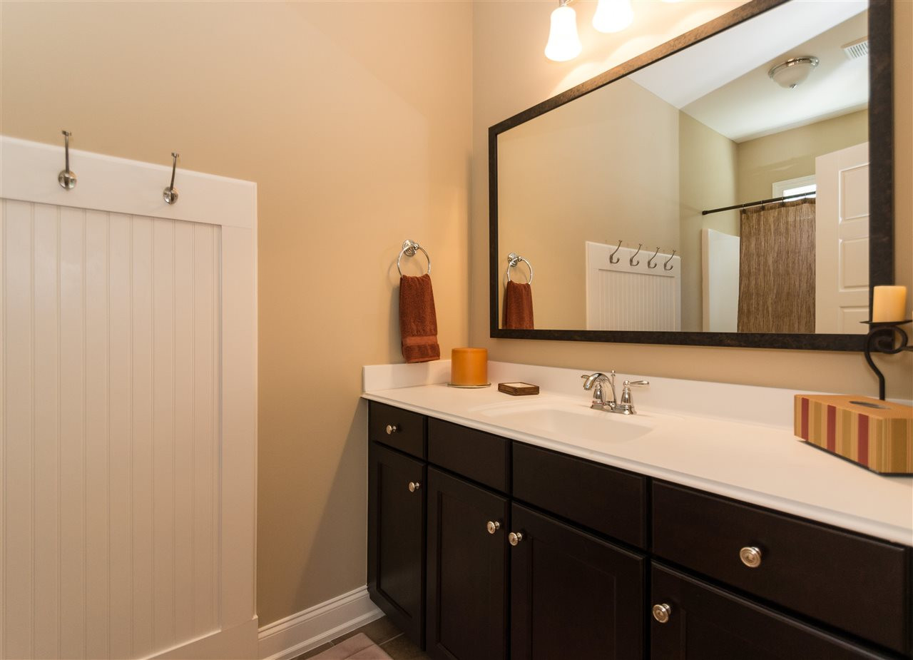 2711 Bembridge Drive Raleigh, NC 27613 - Photo 18 of 25 Private bath in third bedroom