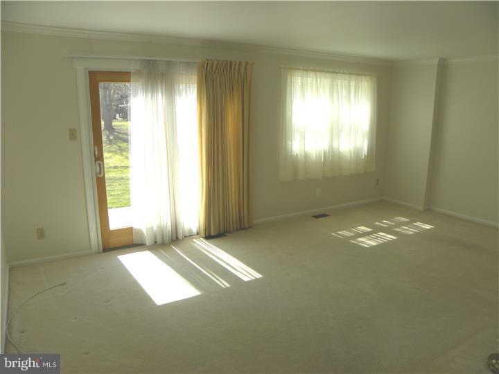 4 Colonial Way Aston, PA 19014 - Photo 6 of 18 Living Room