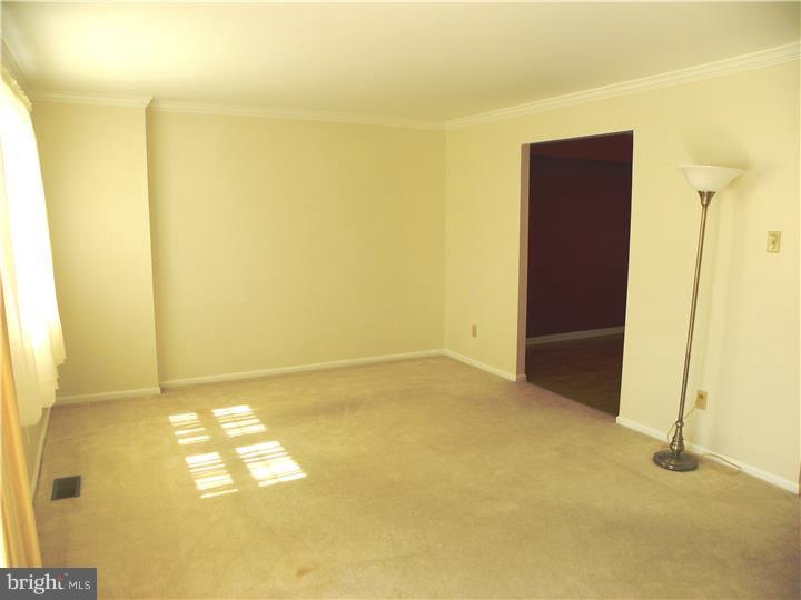 4 Colonial Way Aston, PA 19014 - Photo 7 of 18 Living Room