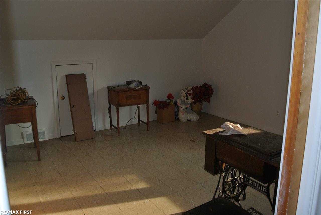 8668 Central Street Center Line, MI 48015 - Photo 24 of 27 31251954-23.JPG