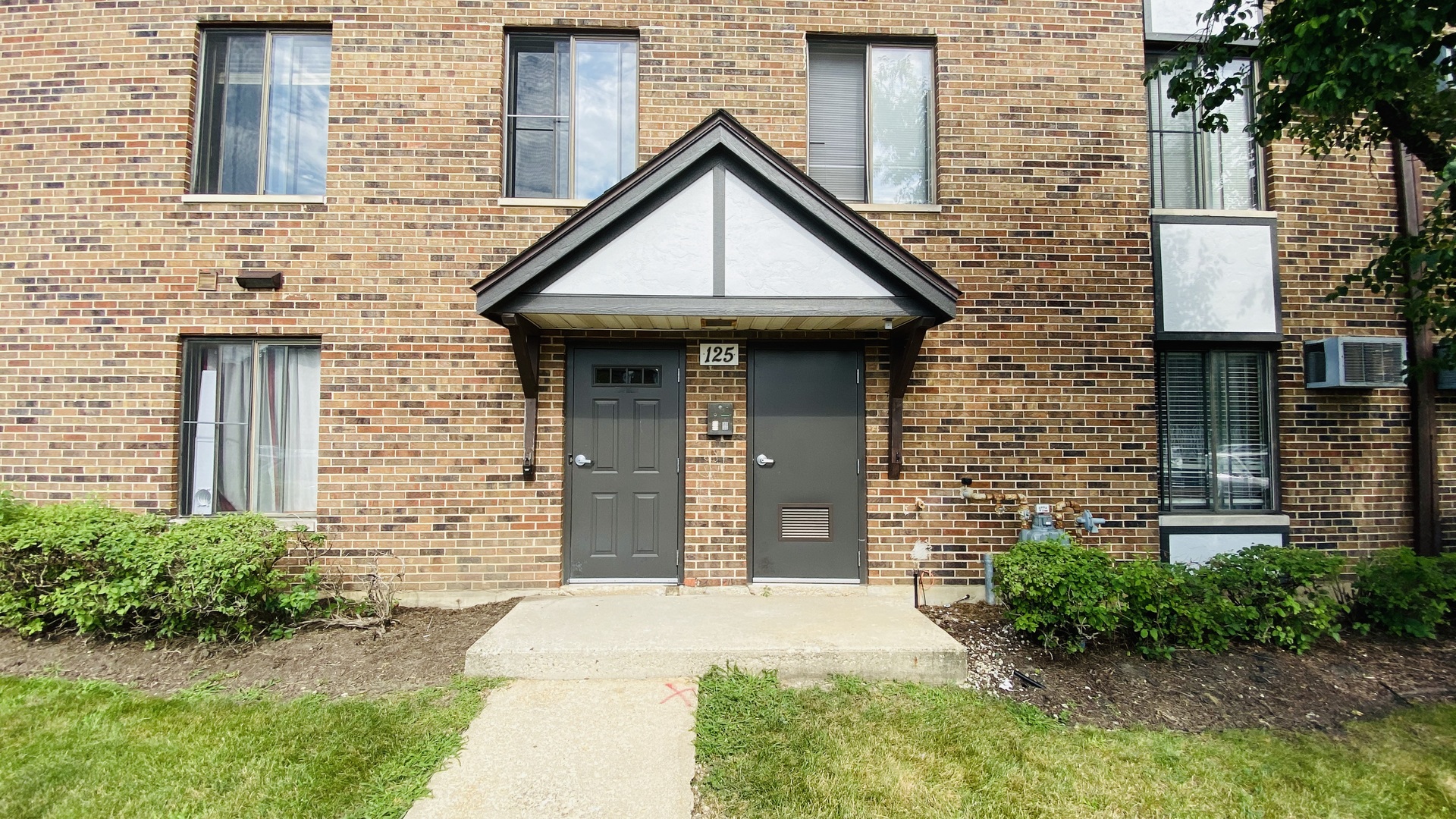 125 North Gregory Street, Unit 10 Aurora, IL 60504 - Photo 1 of 13