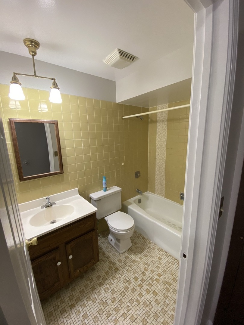 125 North Gregory Street, Unit 10 Aurora, IL 60504 - Photo 11 of 13